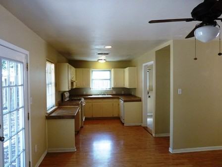 1605 S Pine St - Photo 2 of 15