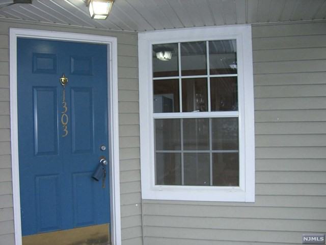 1303 Paddington Rd - Photo 2 of 18