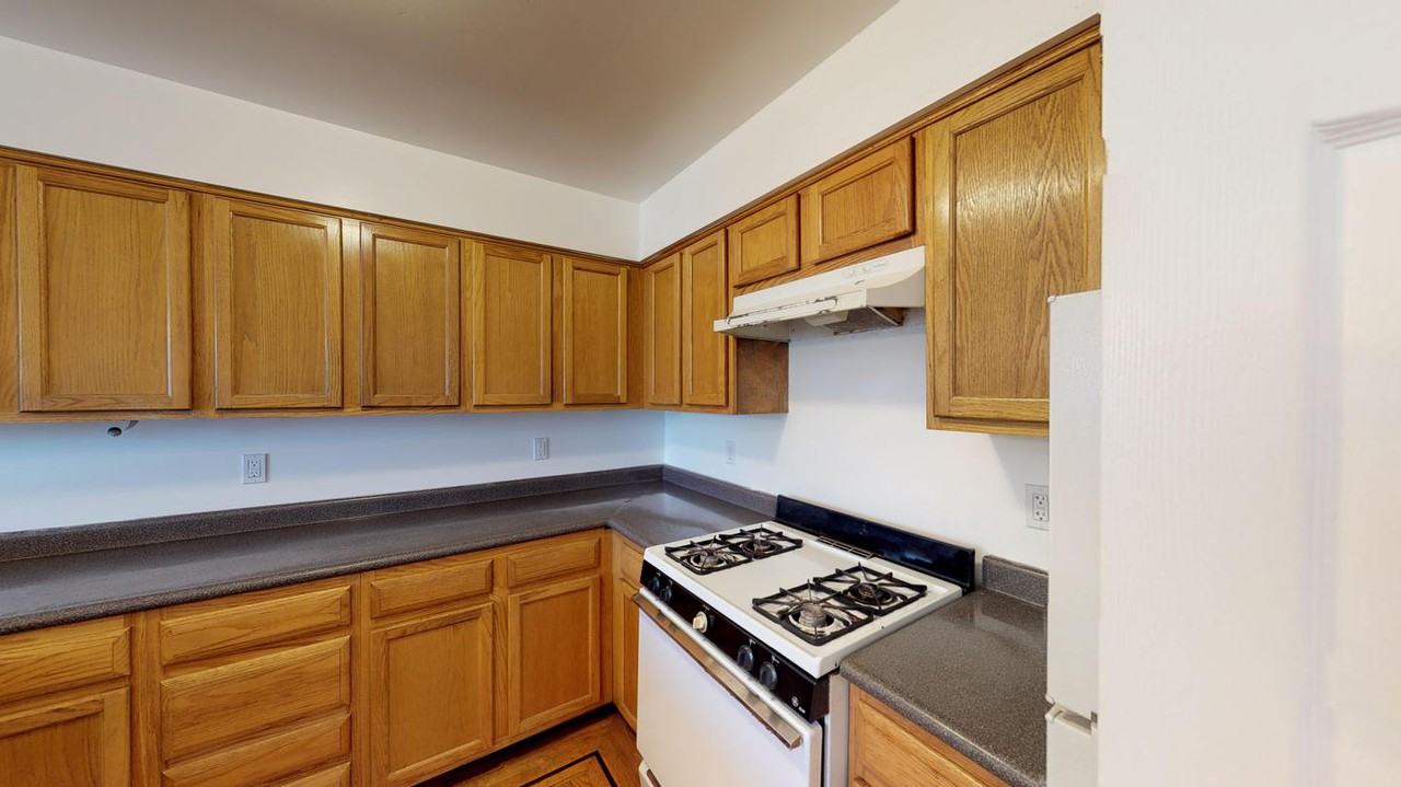 Beautiful Richmond apartment with shared backyard - Photo 6 of 11