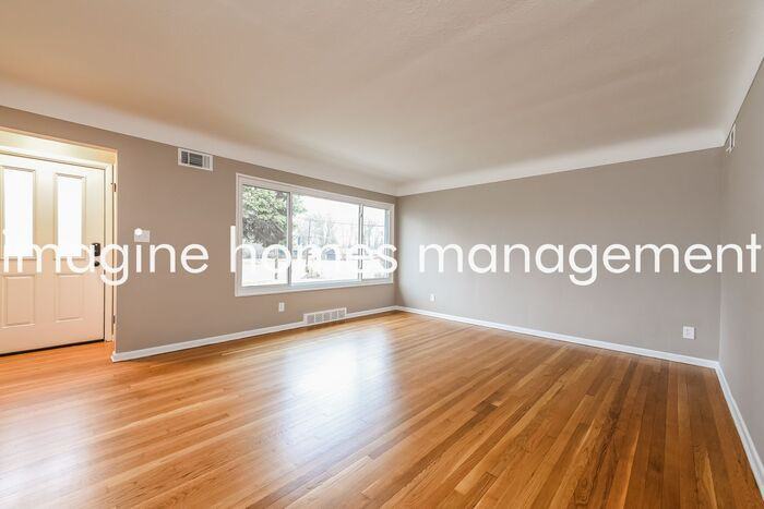 2601 Forestview Avenue - Photo 3 of 14