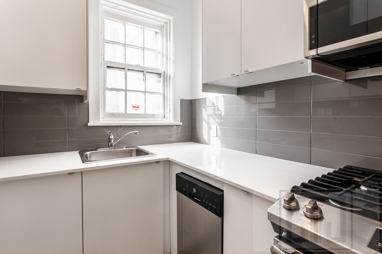 2384 Avenue Beaconsfield - Photo 2 of 10