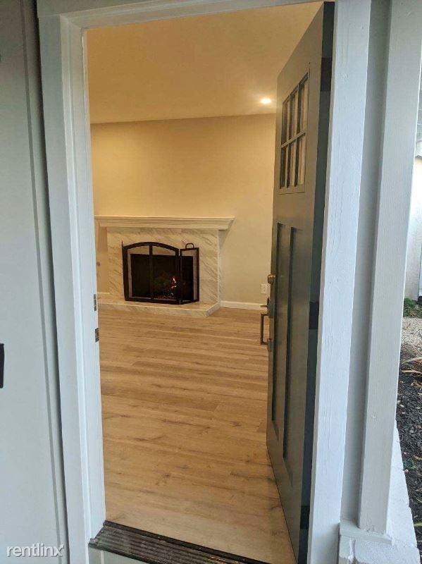 1567 Hallbrook Dr - Photo 3 of 13