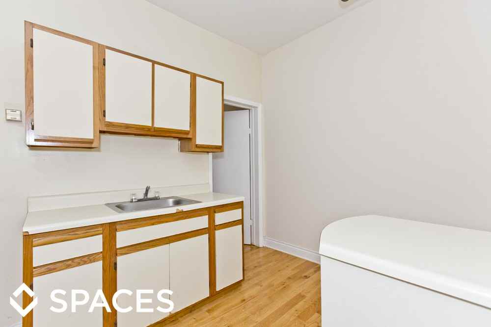 627 W Oakdale Ave - Photo 2 of 9