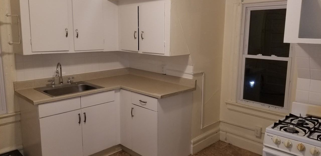 Cute studio apt,  Spring Street Newton, rent includes utilities - Photo 3 of 5