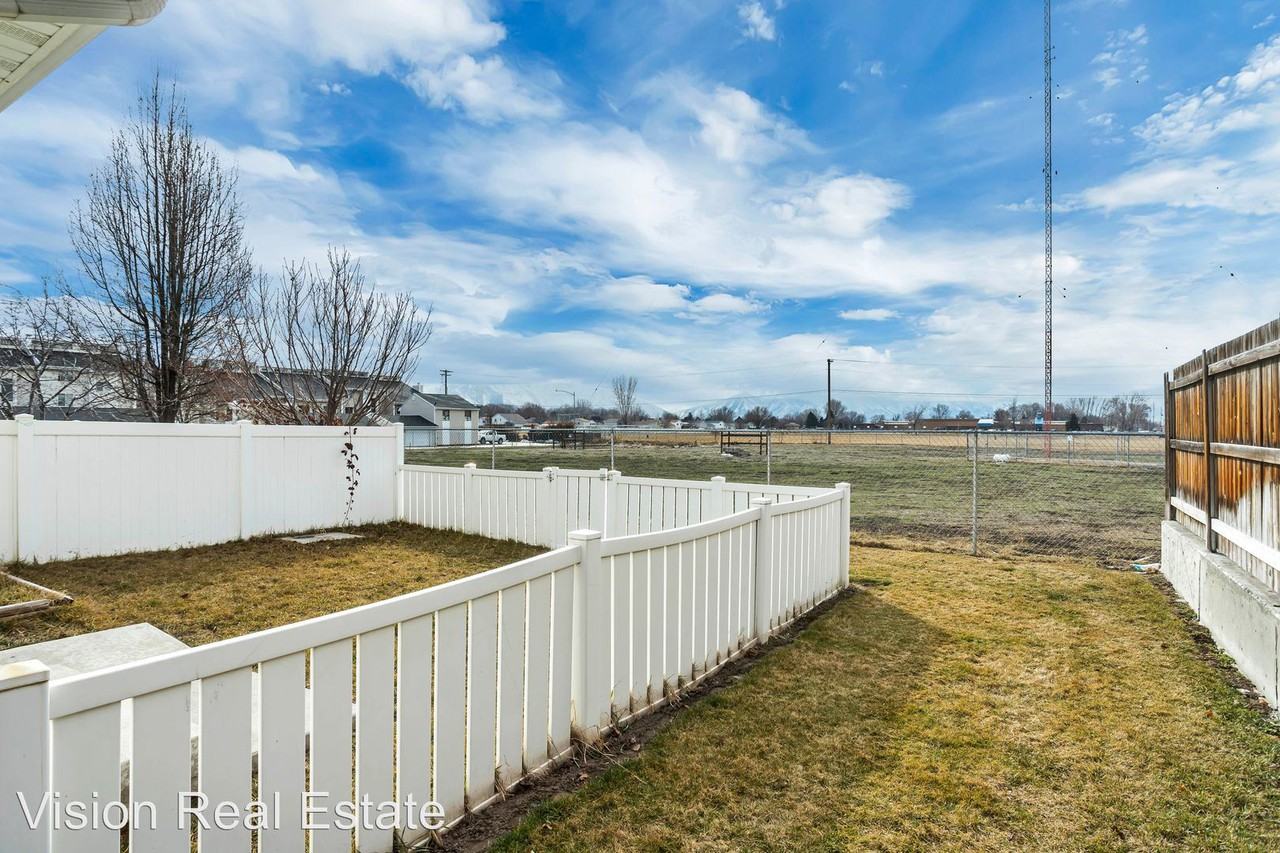 1555 Westlane Ct - Photo 3 of 18