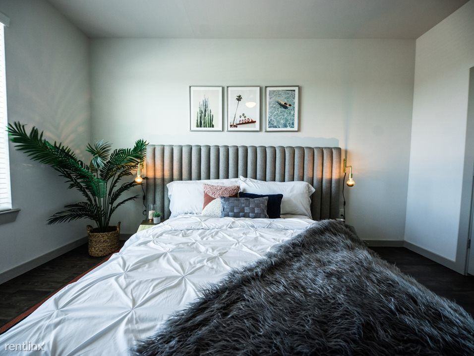 5th and Comal - Photo 2 of 19