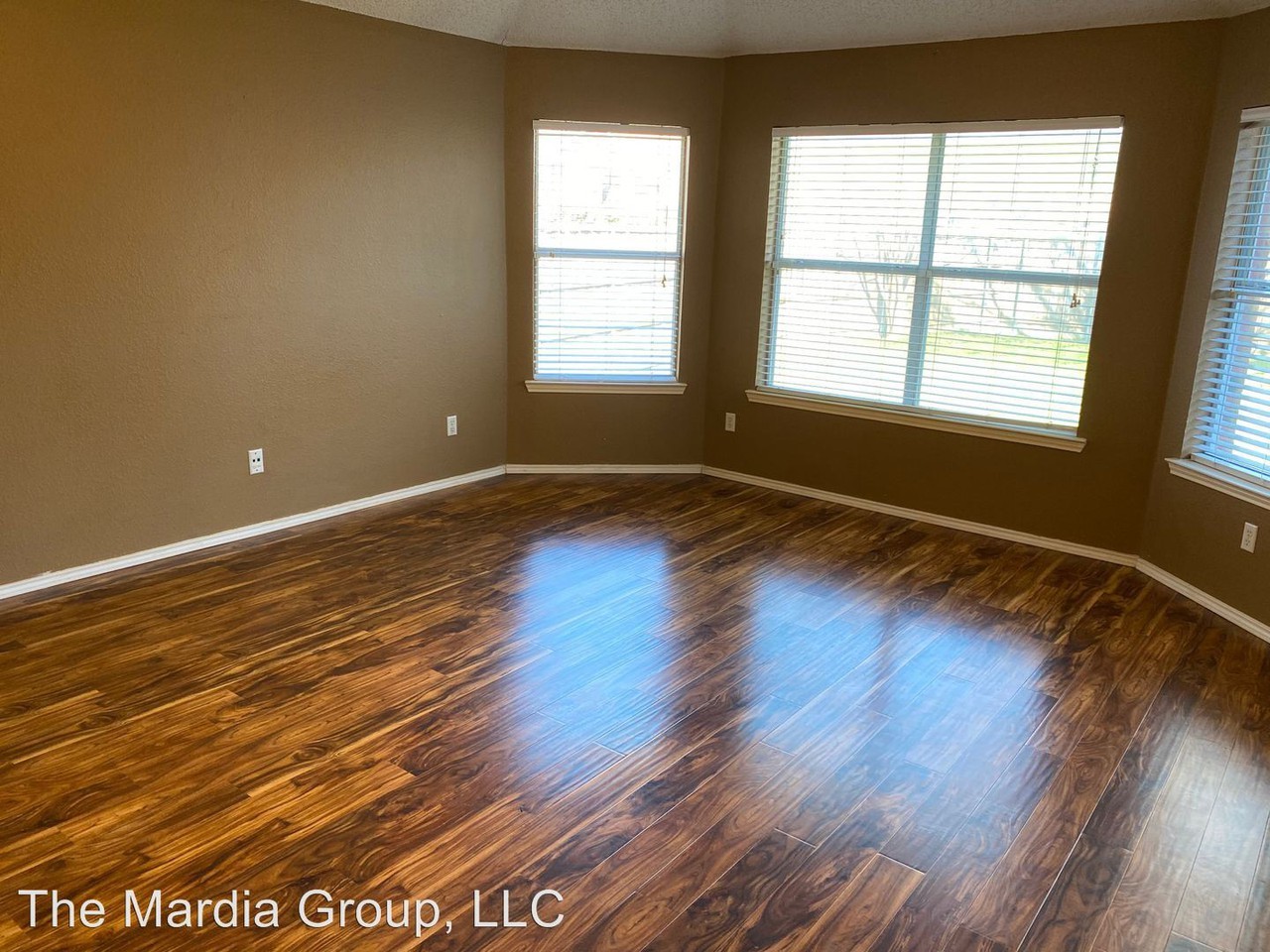 1101 Harvard Lane - Photo 3 of 20