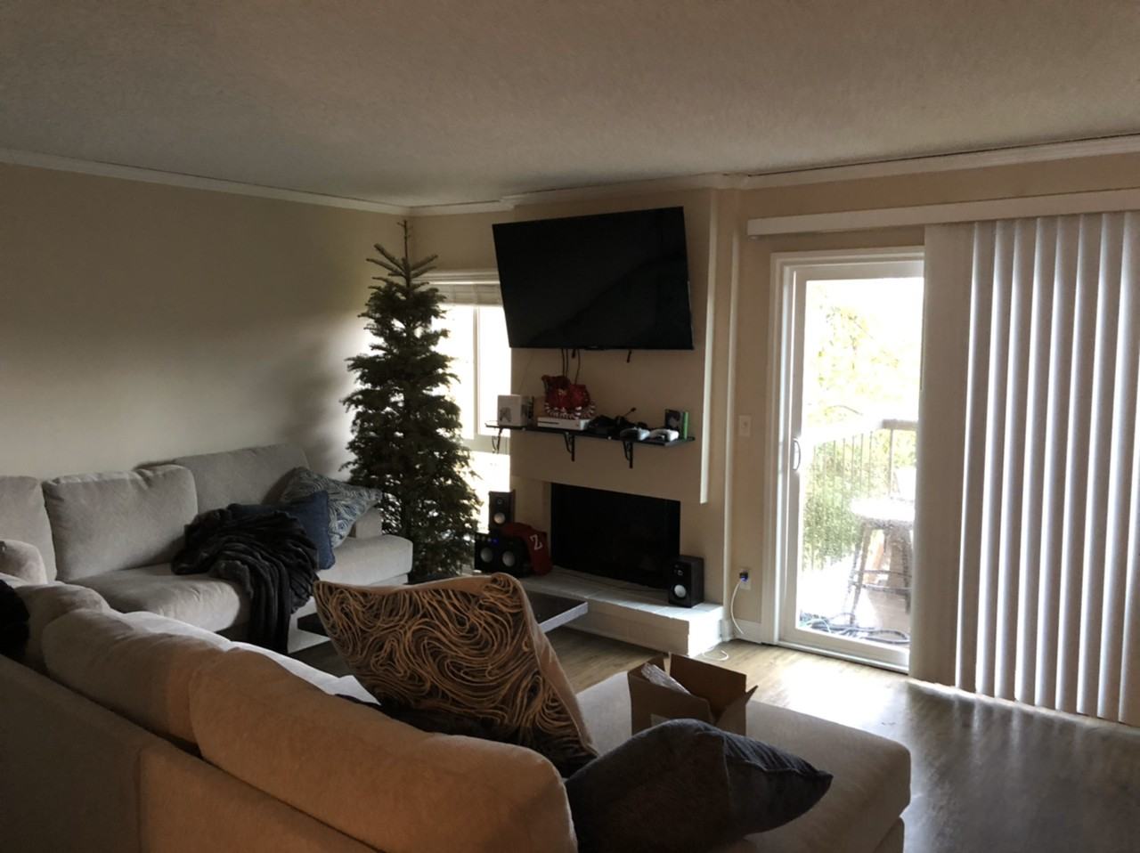 1550 Park Newport - Photo 3 of 6