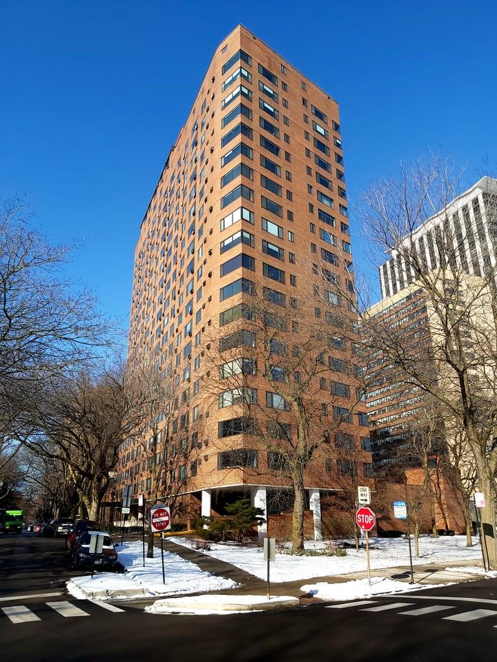 $1,695 – 1BR. LAKE SHORE DR. CONDO WITH VIEWS - Photo 3 of 38