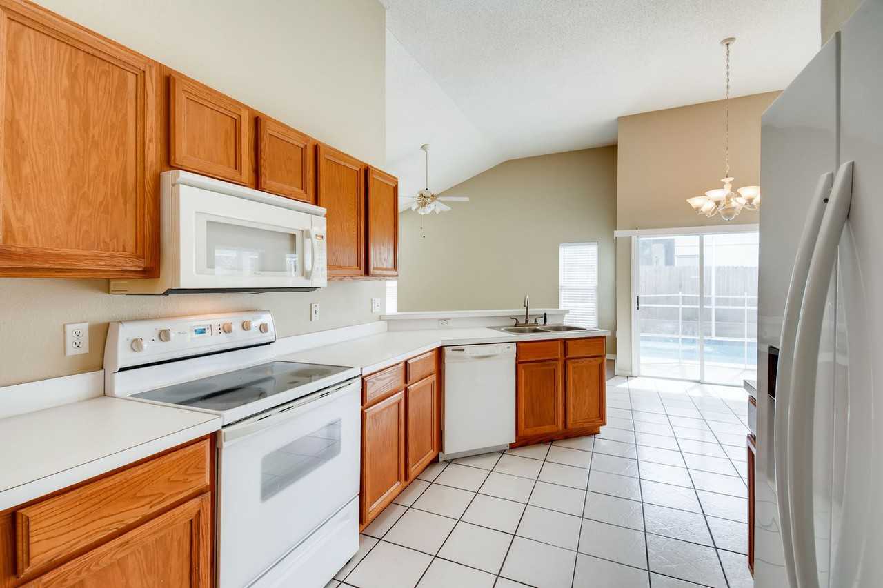 28702 Cottagewood Dr - Photo 3 of 14