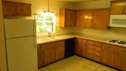 202 Wisteria St - Photo 2 of 15