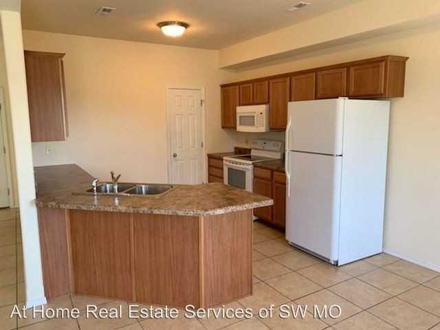 1105 N Missouri - Photo 2 of 14