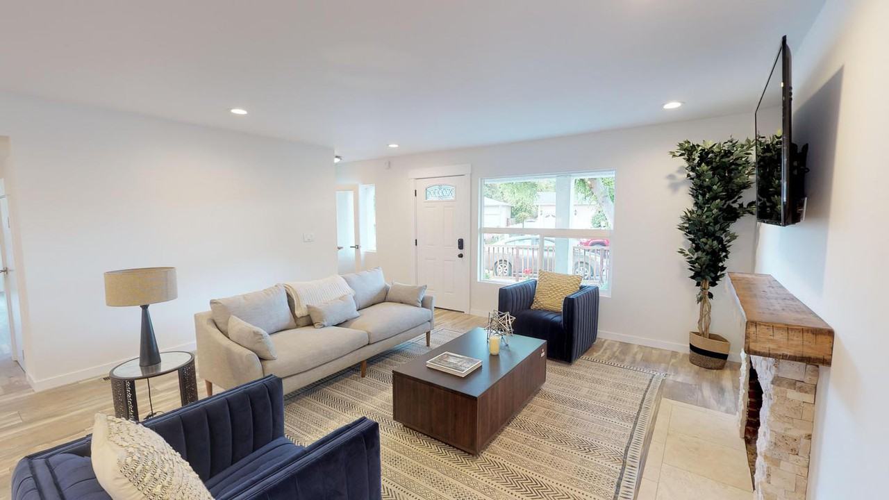 Stylish East Palo Alto home with beautiful backyard - Photo 2 of 27