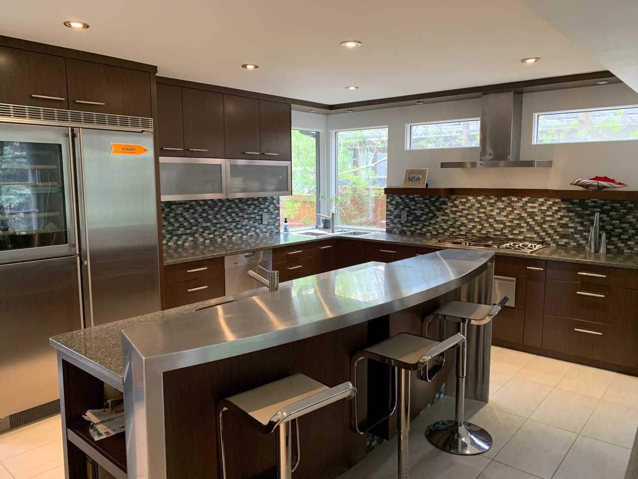 662 Wellington Crescent - Photo 3 of 10