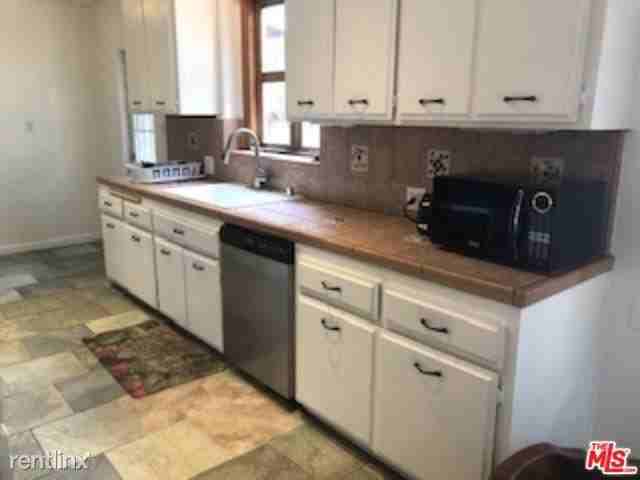 15819 Leadwell St - Photo 3 of 10