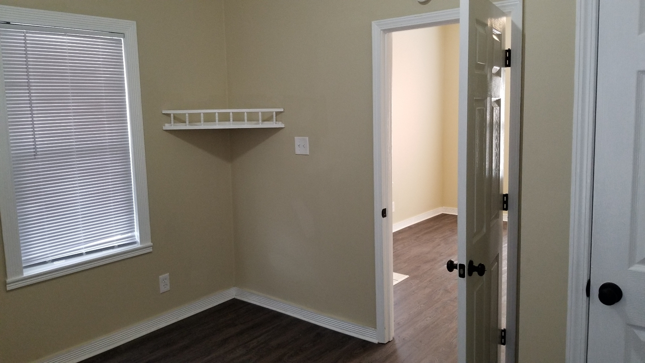 2402 S Sterling Ave - Photo 3 of 10