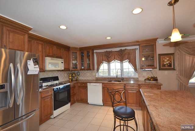 346 Forest Avenue - Photo 3 of 12