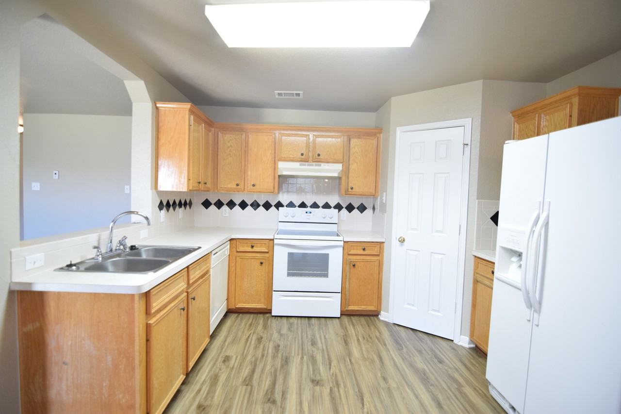 2407 Eppinette Dr - Photo 4 of 19