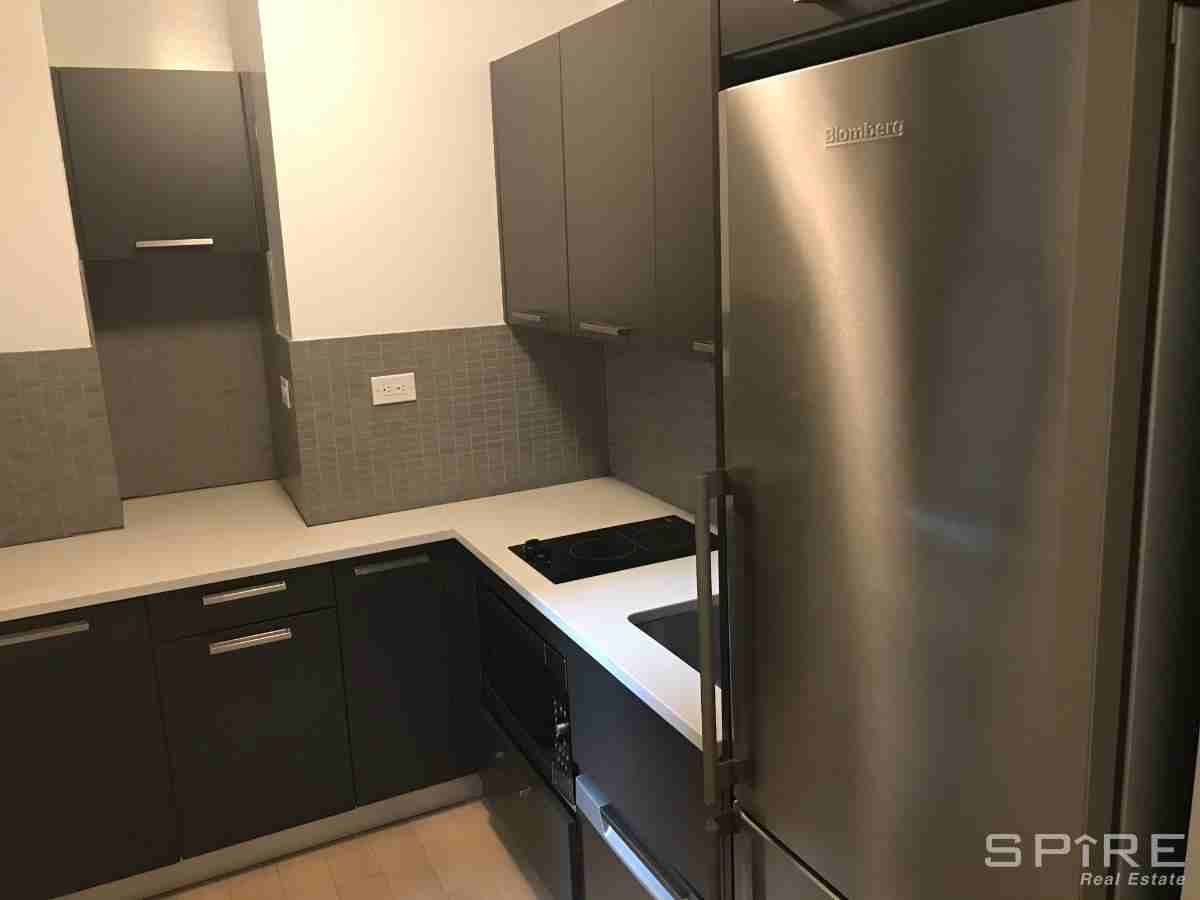 222 East 39th Street 6L - Photo 2 of 4