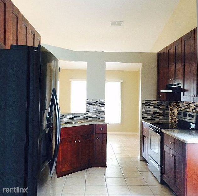 4204 Pine Isle Dr - Photo 3 of 10