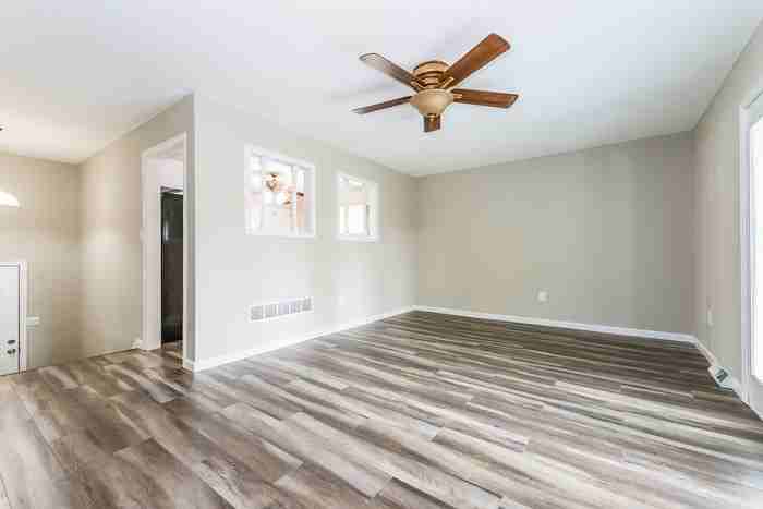 312 Northeast Lakeview Drive - Photo 2 of 7