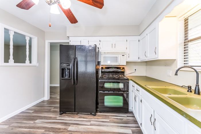 312 Northeast Lakeview Drive - Photo 3 of 7