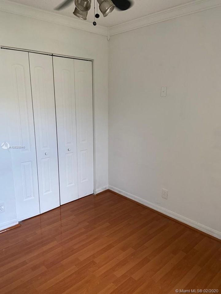 5428 Southwest 23rd Street - Photo 3 of 10