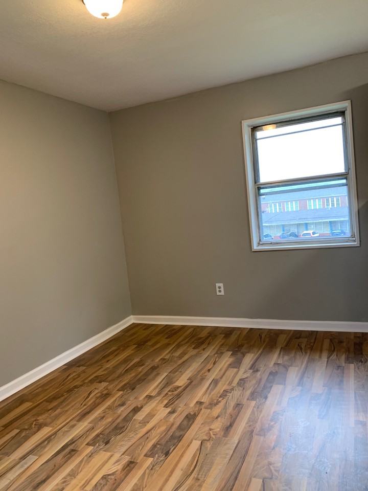 316 Surrey Rd - Photo 3 of 13