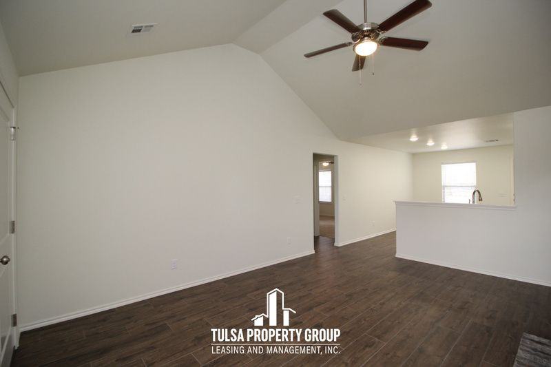 519 W Chestnut St - Photo 3 of 25