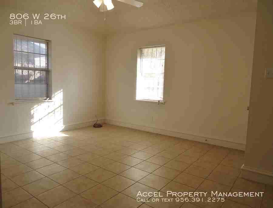 806 W 26th - Photo 2 of 9