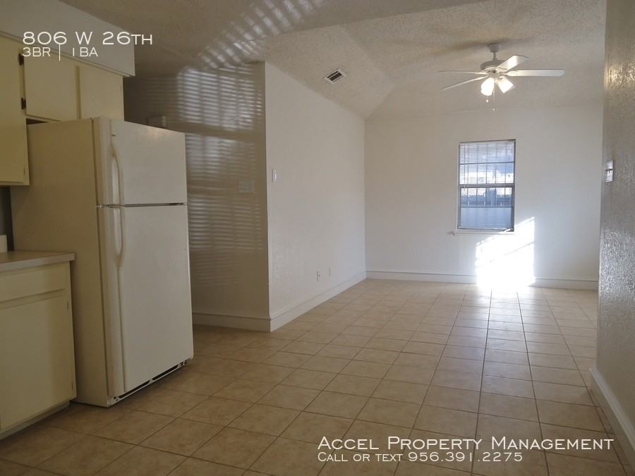 806 W 26th - Photo 3 of 9