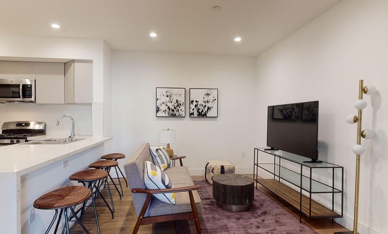 Sleek Larchmont apartment near Melrose Ave Apartments in Los Angeles