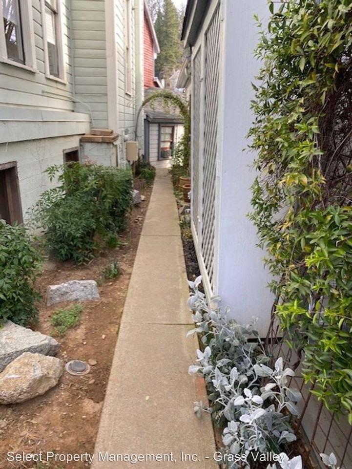 220 Main St - Photo 2 of 6