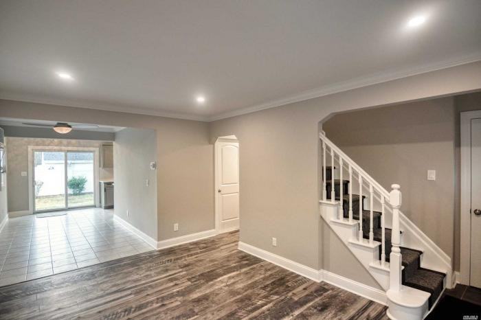 388 Seaford Ave - Photo 2 of 12