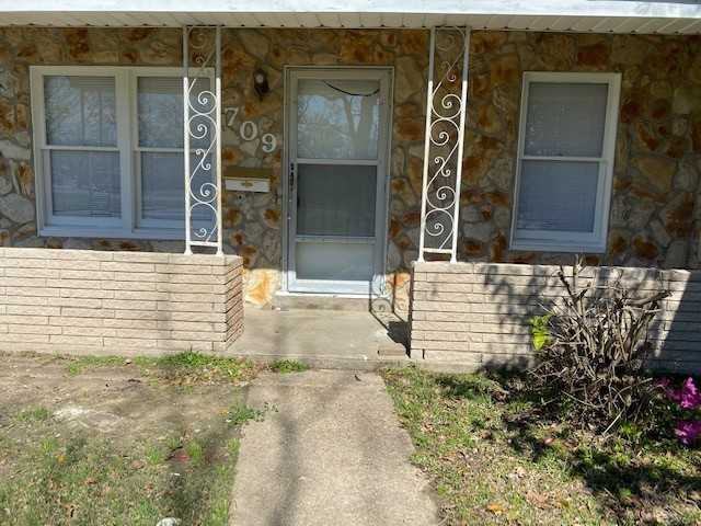 709 S 7th St - Photo 2 of 8