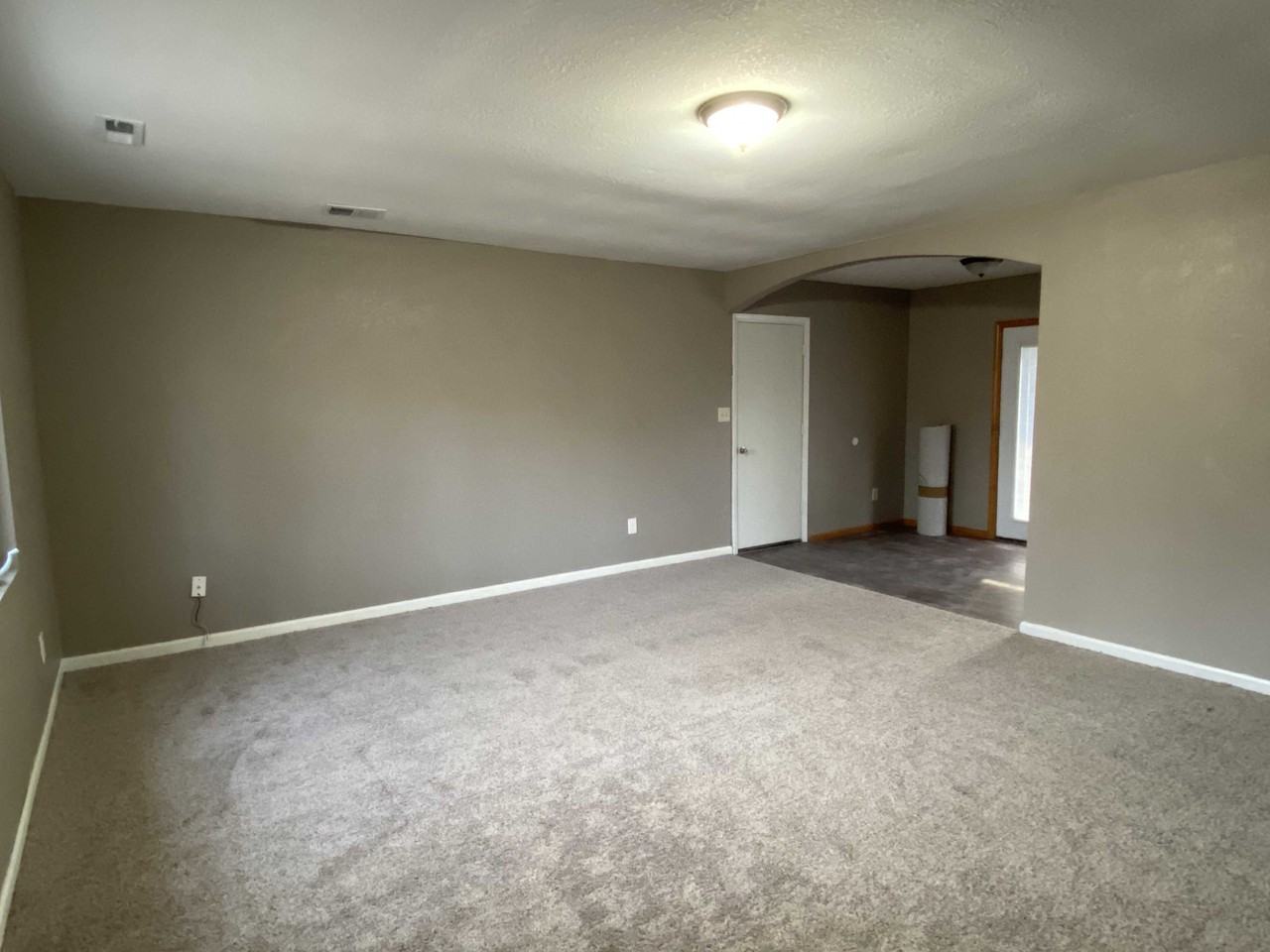 213 N Minnesota St - Photo 3 of 10