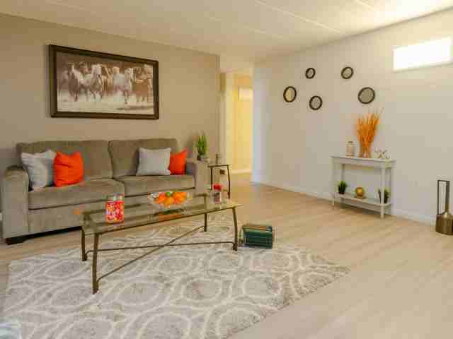 Ashland Manor - Photo 3 of 31