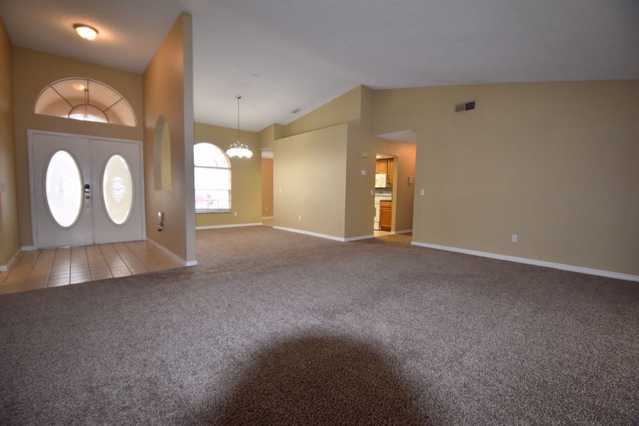 18831 Parade Rd - Photo 3 of 26