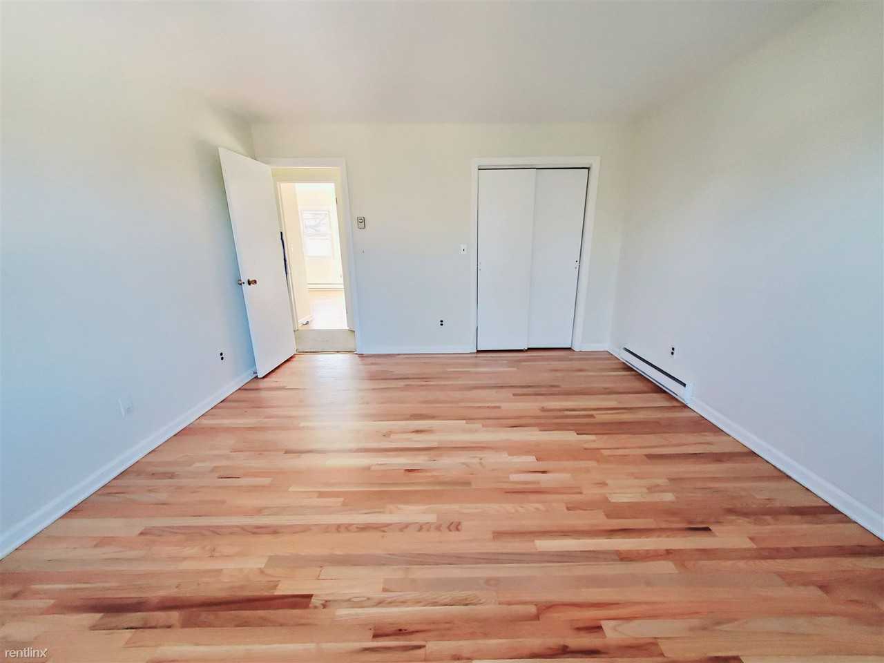 2 Bedroom + Den - Avery St. - Photo 3 of 7