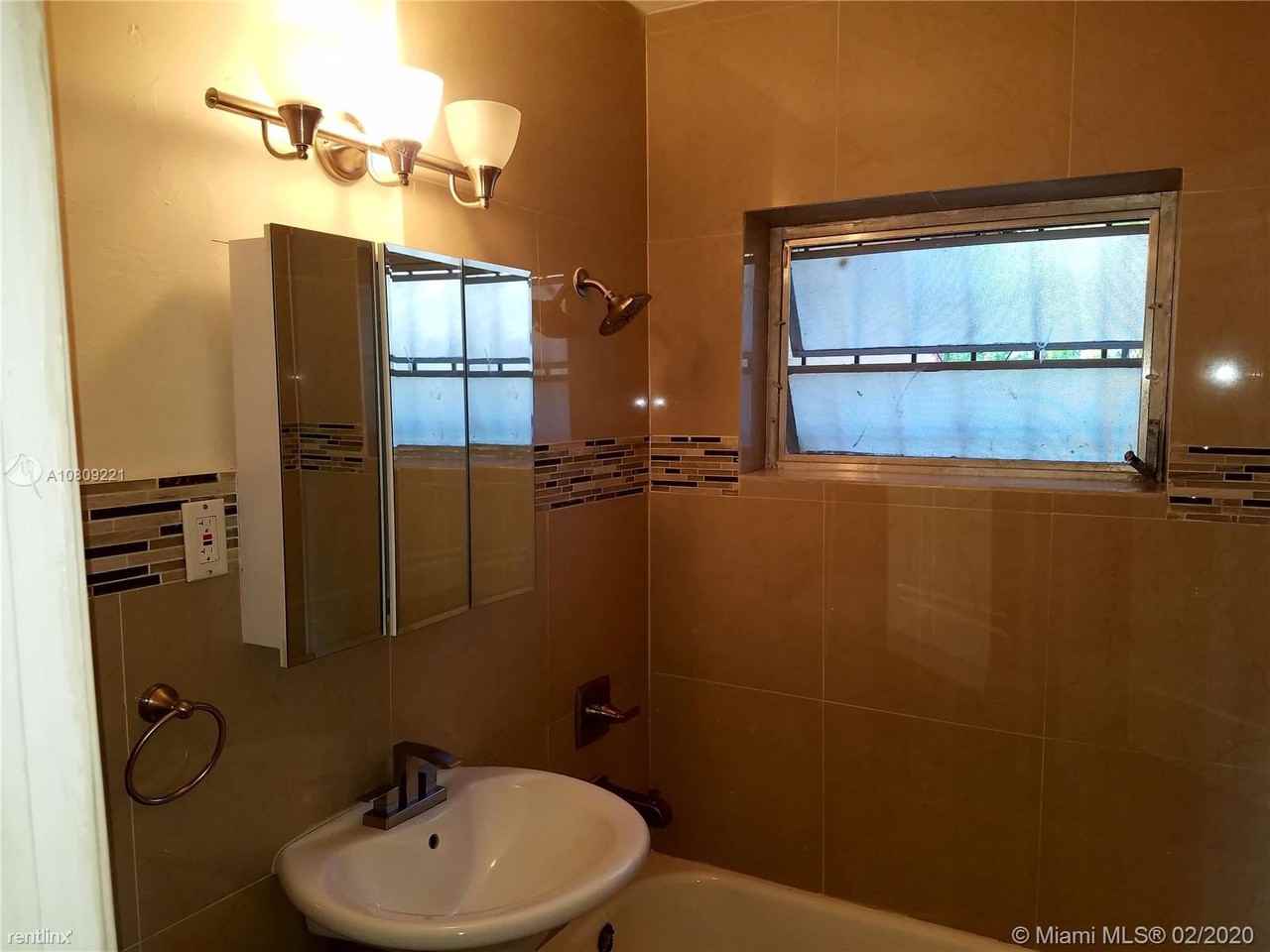 771 Nw 47th St - Photo 3 of 11