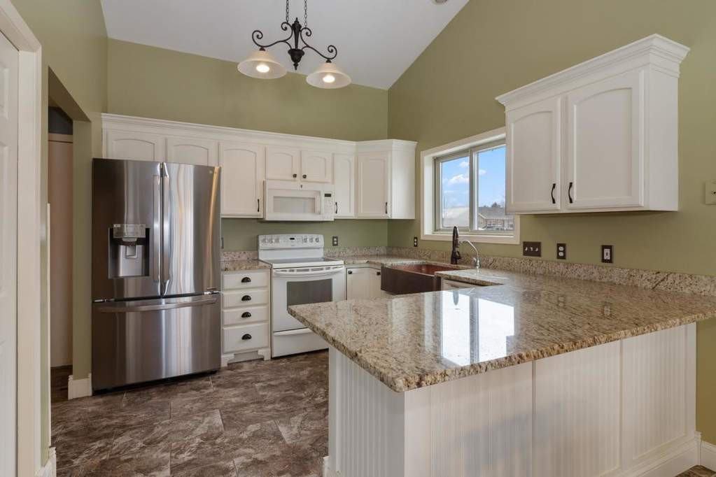 551 Arrowhead - Photo 2 of 10