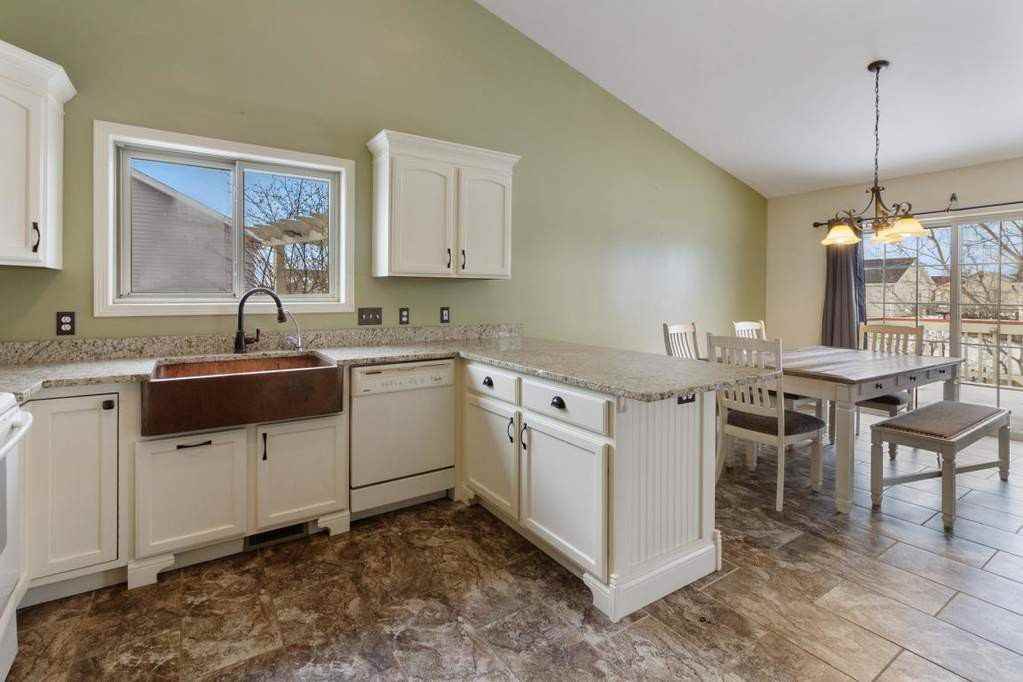 551 Arrowhead - Photo 3 of 10