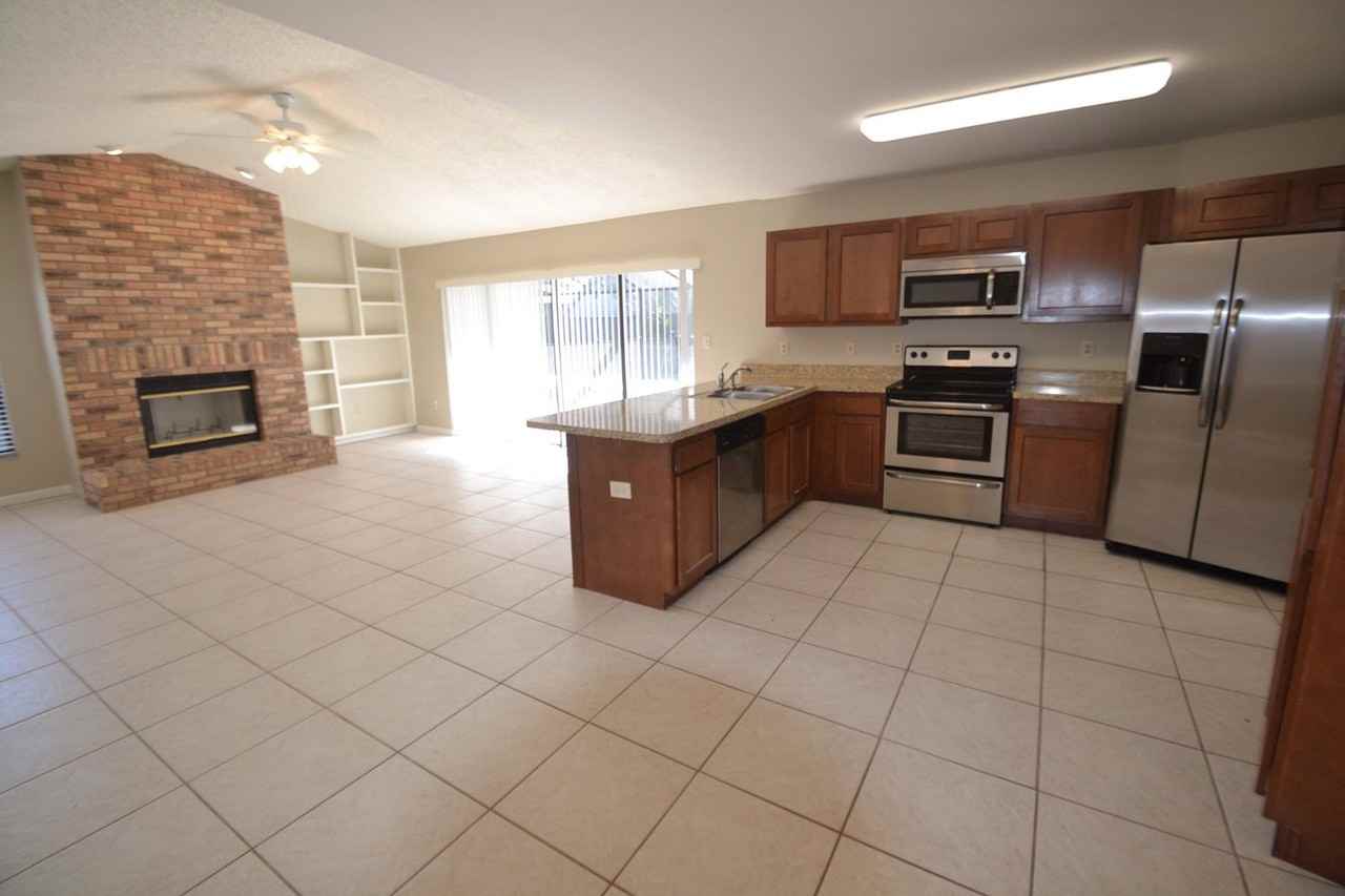 12307 Yellow Rose Cir - Photo 3 of 17