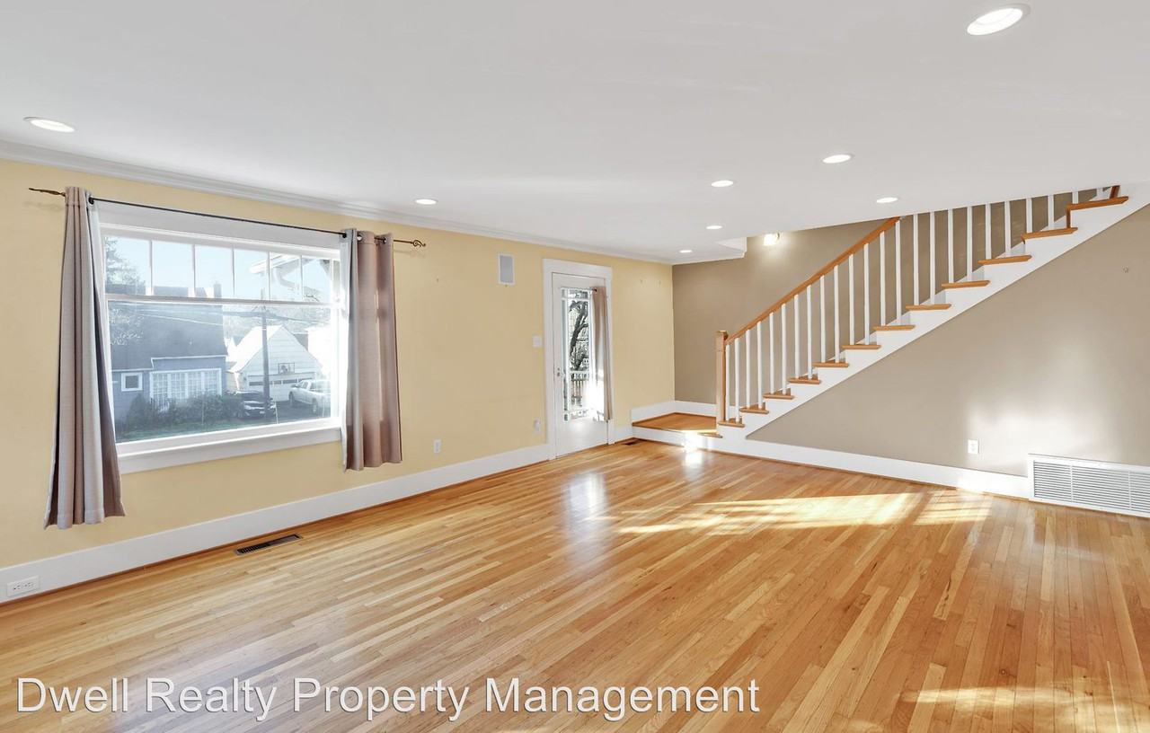 2031 Ne Ridgewood Dr. - Photo 3 of 38