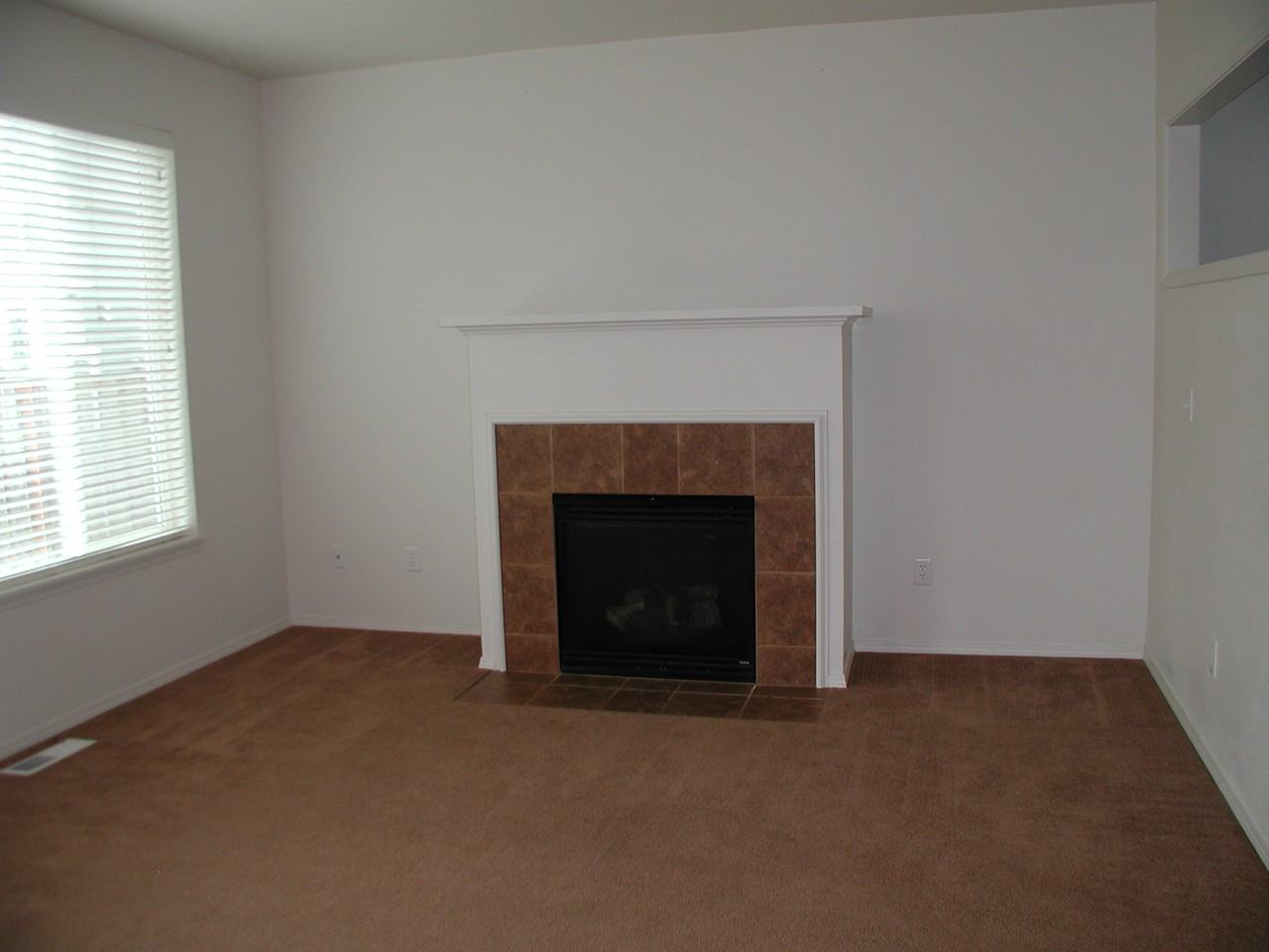 1067 Se Roundelay St - Photo 3 of 7