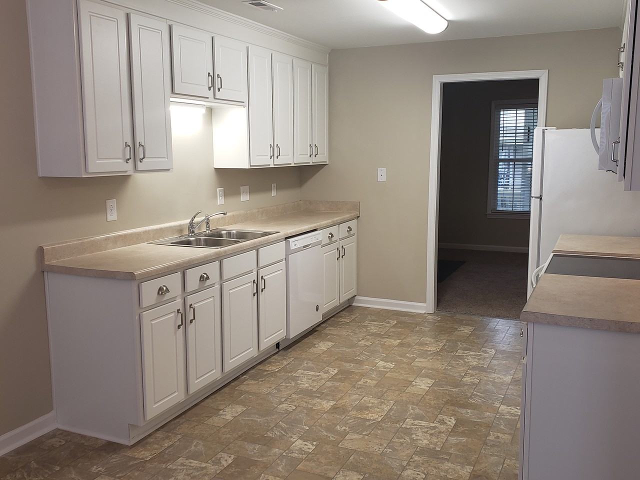 411 Whitehall Ct - Photo 3 of 16