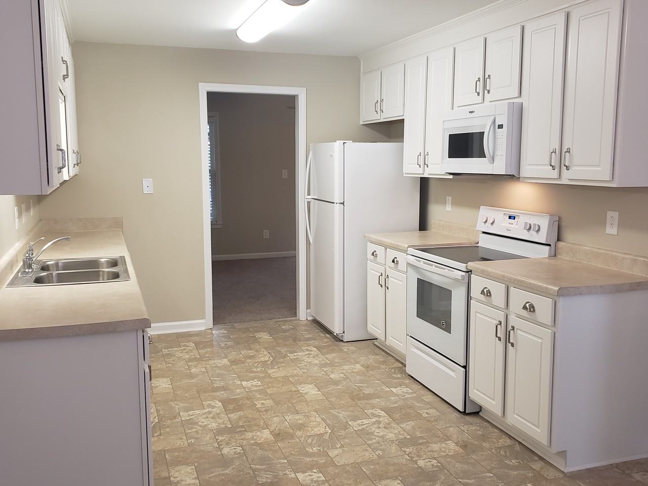 411 Whitehall Ct - Photo 4 of 16