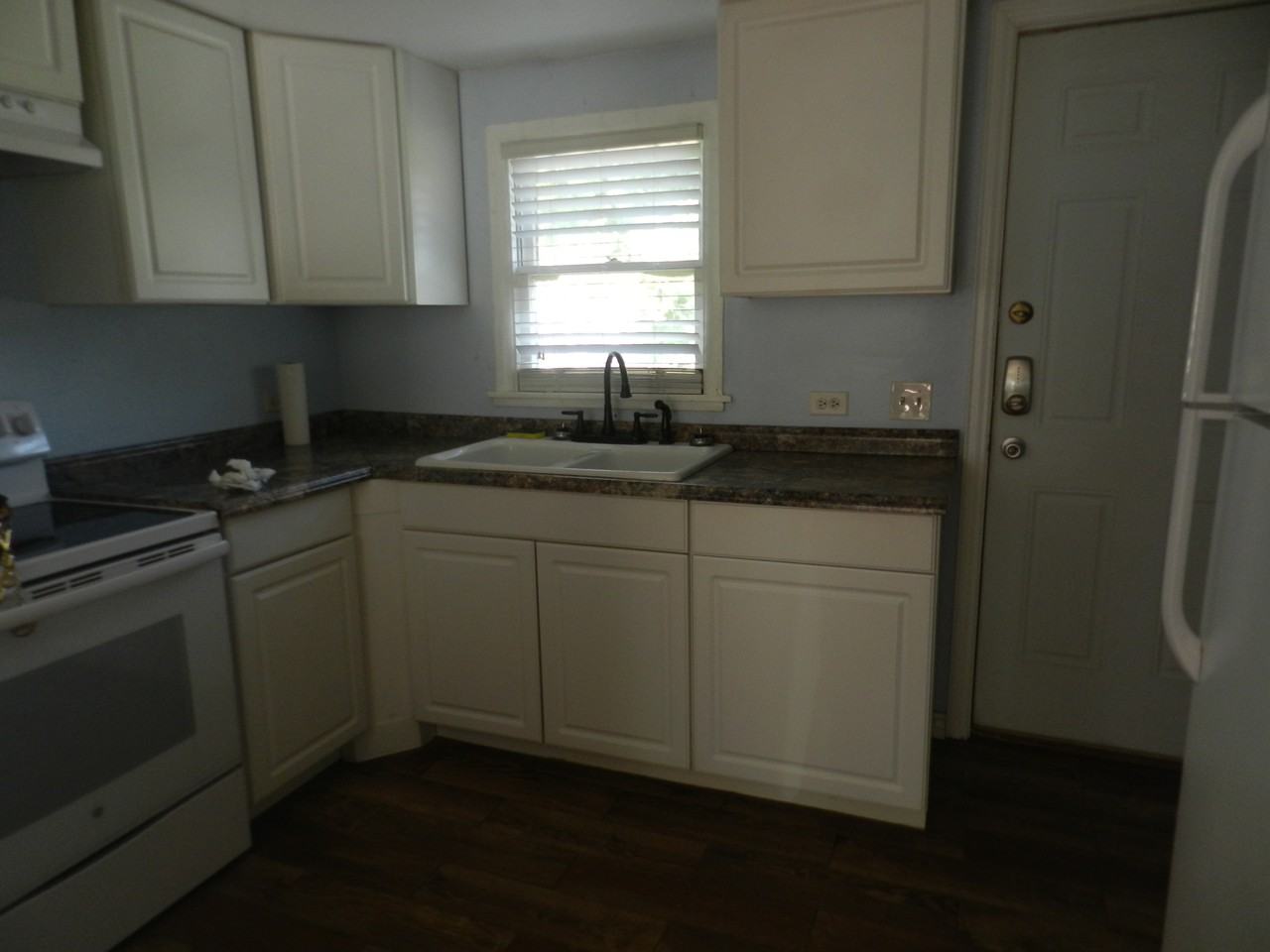 215 N Rife St - Photo 3 of 15