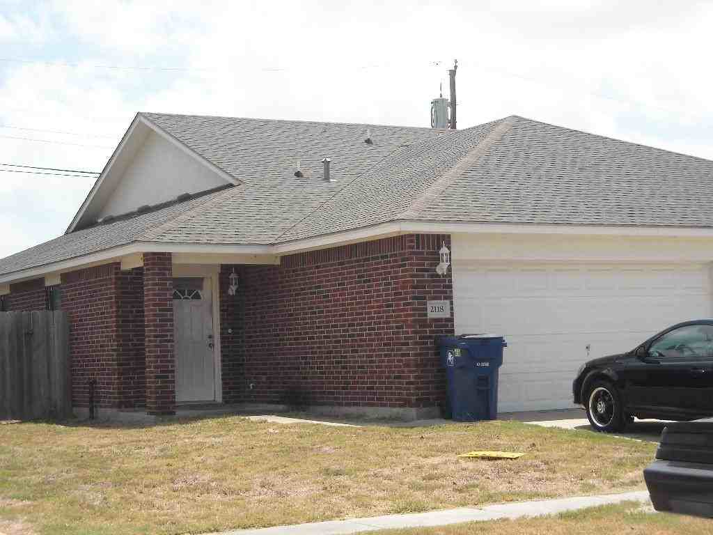 2118 Breezeway Cir - Photo 2 of 9