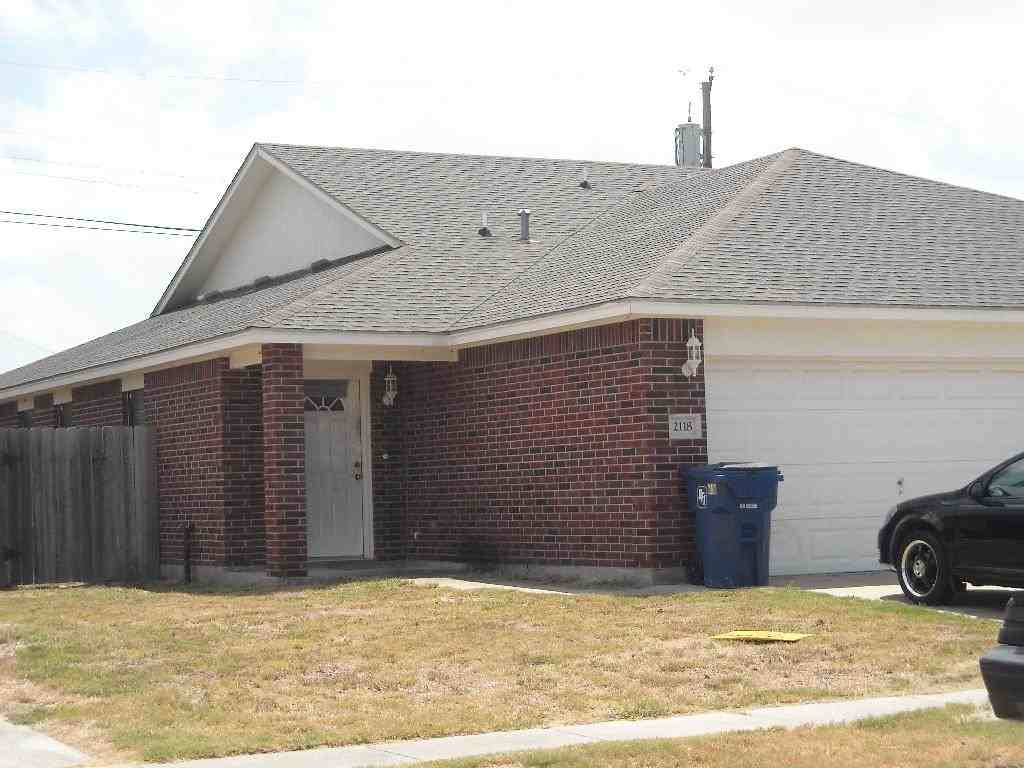 2118 Breezeway Cir - Photo 3 of 9